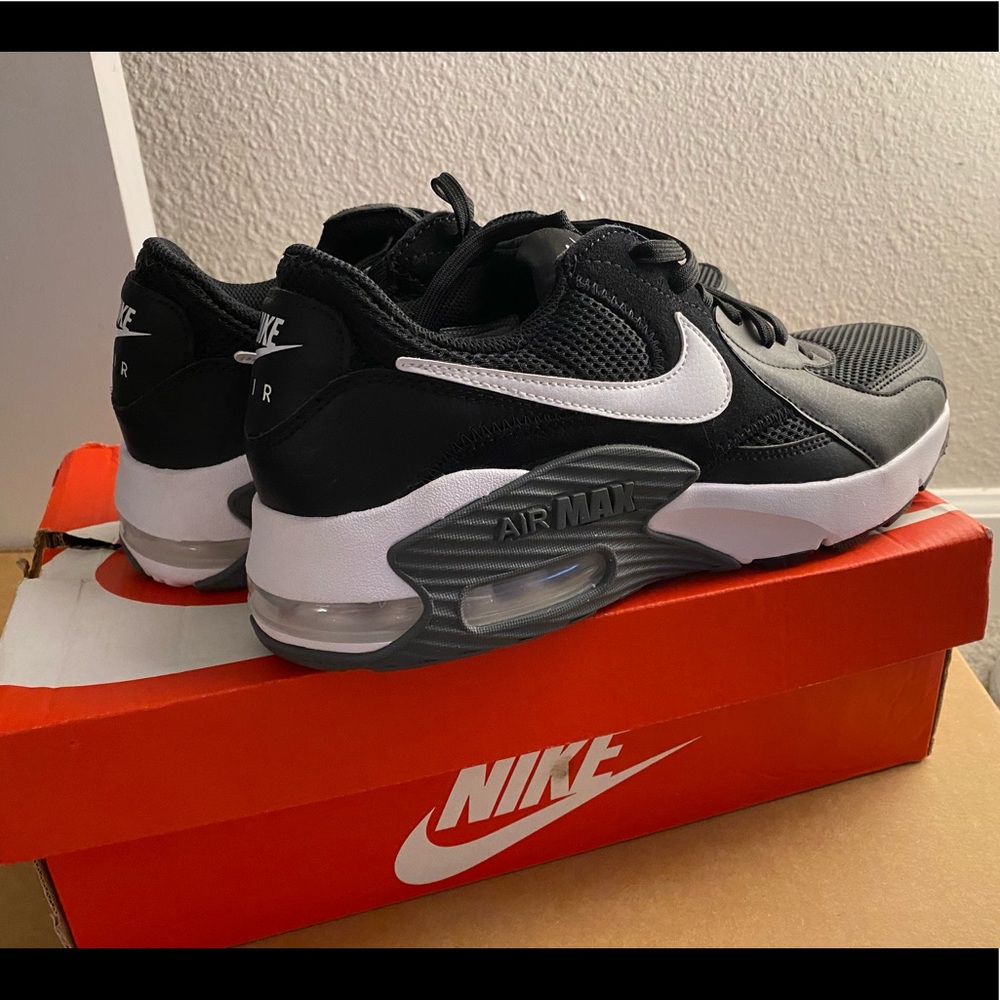 Women’s Nike Air Max, NEW, size 10